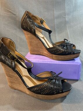Restricted Milk Shake black Cutout T-Strap Peep Toe Wedges size 9 1/2.
